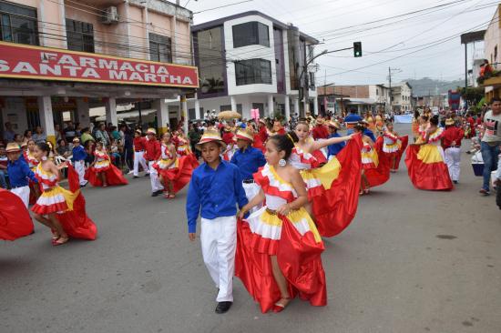 Chone celebró sus 284 años de función con desfile folclórico