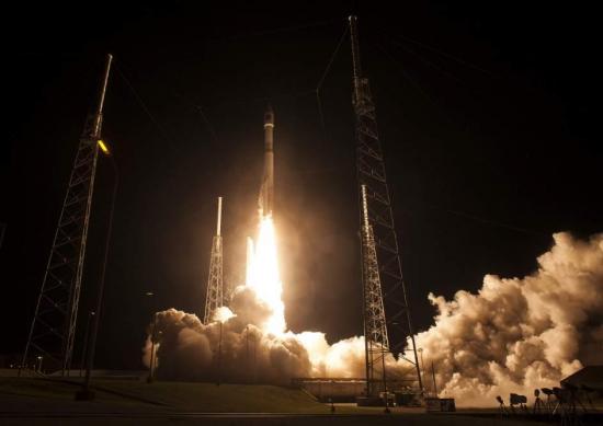 NASA lanza cohete Atlas V con satélite para centro espacial militar de EEUU