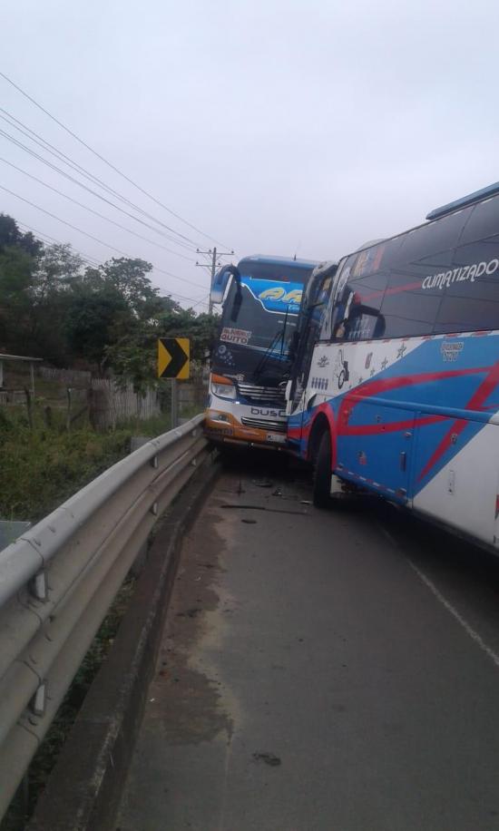 Choque entre buses deja ocho personas heridas en Tosagua