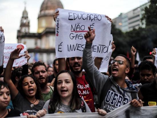 Marchan en contra de políticas de Bolsonaro