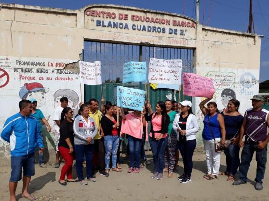 Padres protestan por cierre de Unidad Educativa en Rocafuerte