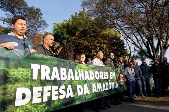 Sindicalistas brasileños protestan contra incendios en Amazonía y Bolsonaro