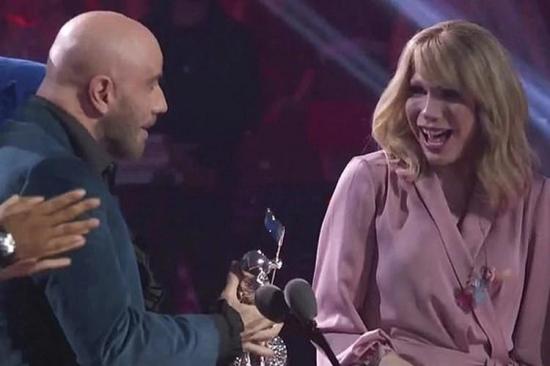 John Travolta confunde a una drag queen con Taylor Swift en los MTV VMAs