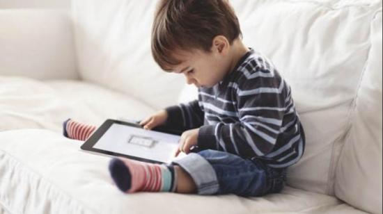 El uso abusivo de dispositivos electrónicos provoca el síndrome de fatiga visual en los niños