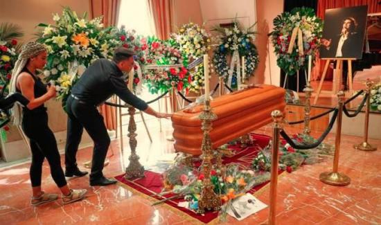 Más de un millar de personas dan su último adiós a Camilo Sesto
