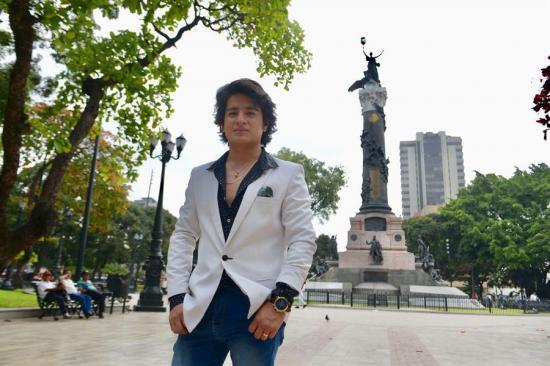 El Camilo Sesto ecuatoriano 'con el alma herida' por la muerte de su ídolo