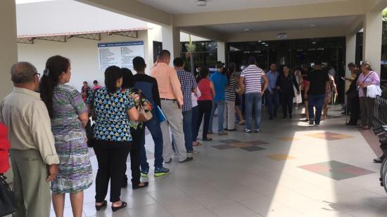 Decenas de afiliados se quejan ante diversos problemas en el hospital del IESS de Portoviejo