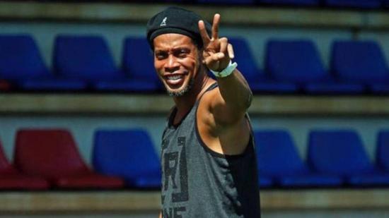 Ronaldinho acuerda pagar multa millonaria para tener su pasaporte de vuelta