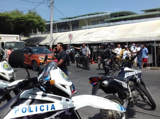 Enfrentamiento entre policías municipales y comerciantes informales deja un herido en Portoviejo