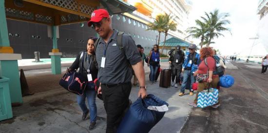 Bahamas cierra aeropuertos por tormenta atrasando ayuda a víctimas de huracán