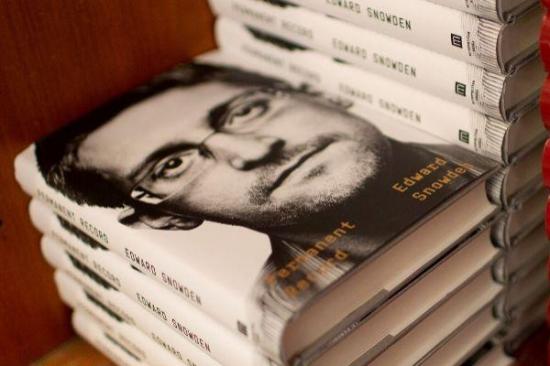 EE.UU. demanda a Snowden por publicar su libro sin permitirle revisarlo