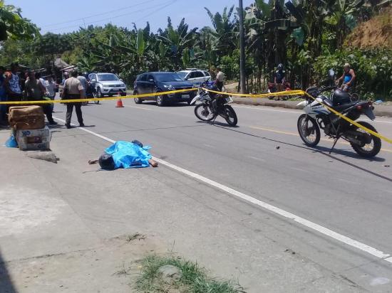 Hombre es asesinado mientras iba en su moto, en El Carmen