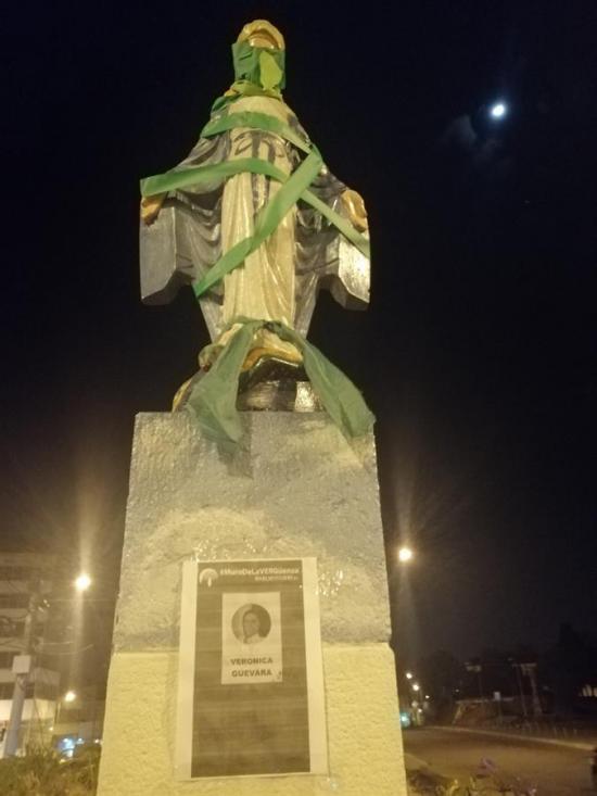 Doce estatuas en Quito lucieron de verde a favor del aborto por violación