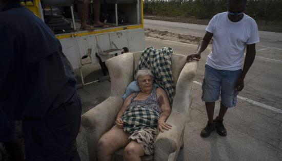 Mujer de 85 años sobrevivió tres días flotando en una nevera y un sofá tras Dorian