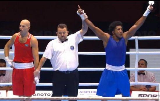 El ecuatoriano Julio Castillo clasifica a la final del Campeonato mundial de boxeo