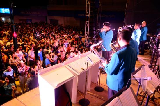 Pregón, concierto y el popular ''Avenidazo'' por los 199 años de Independencia de Portoviejo