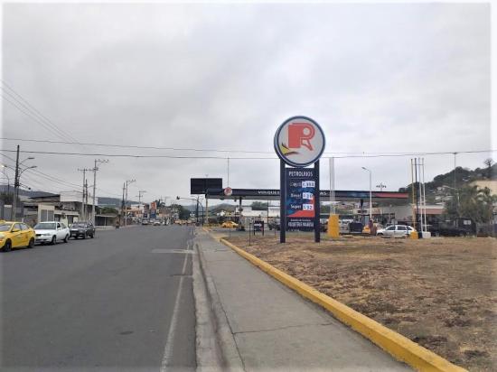 Ecuador amanece con nuevo precio de combustibles y con paralización de transporte
