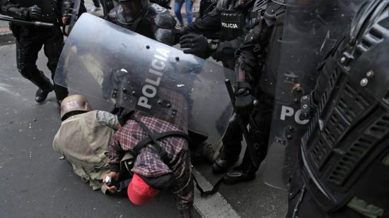Denuncian agresiones contra periodistas en cobertura de protestas en Ecuador