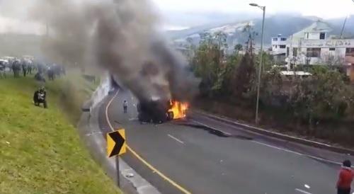 Manifestantes indígenas queman un vehículo blindado del Ejército