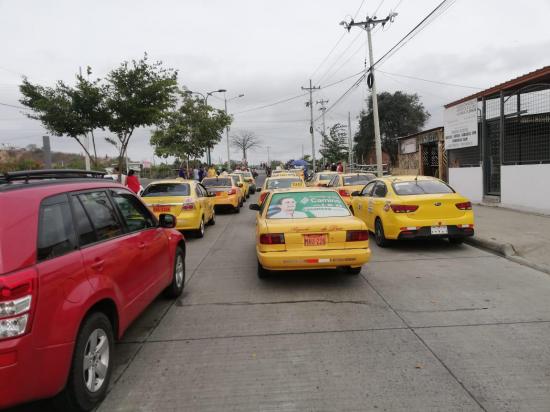 Paro de transportistas: Taxistas cierran puentes y varías vías en Portoviejo