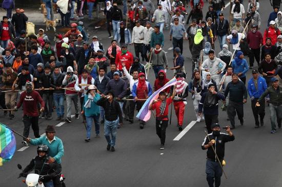 Grupos de indígenas bloquean varias calles de Quito