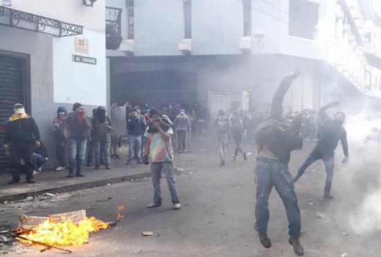 Se reanudan duros enfrentamientos en centro histórico de Quito
