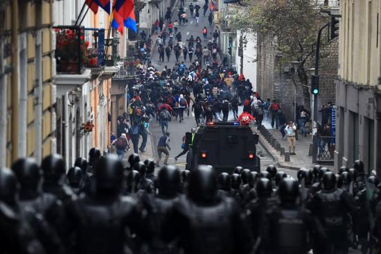 ONG denuncian arresto irregular de 83 personas en medio de protestas en Quito