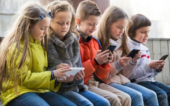 El 67 por ciento de los padres no sabe qué está viendo su hijo mientras utiliza el celular