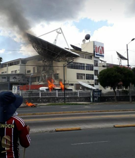 El canal Teleamazonas y diario El Comercio denuncian ataque a sus instalaciones