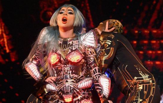 Lady Gaga se cae en el escenario con un fan
