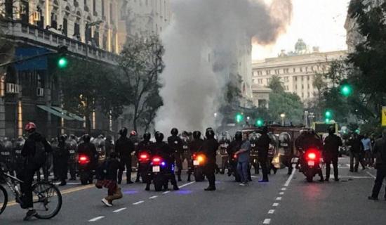 Incidentes en protesta ante consulado chileno en Argentina dejan 9 detenidos