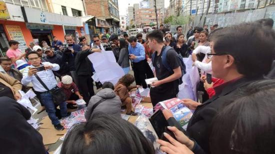 Halladas decenas de maletas electorales abandonadas en varias calles de La Paz tras comicios