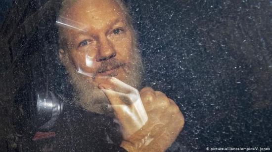 Assange comparece ante la Justicia británica con dificultades para hablar