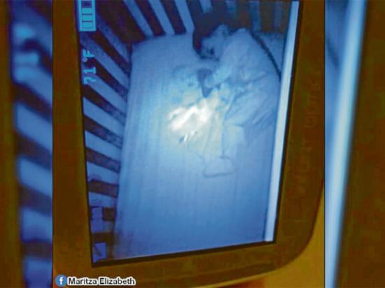 Una aterrorizada madre ve un ‘fantasma’ en la cuna de su hijo