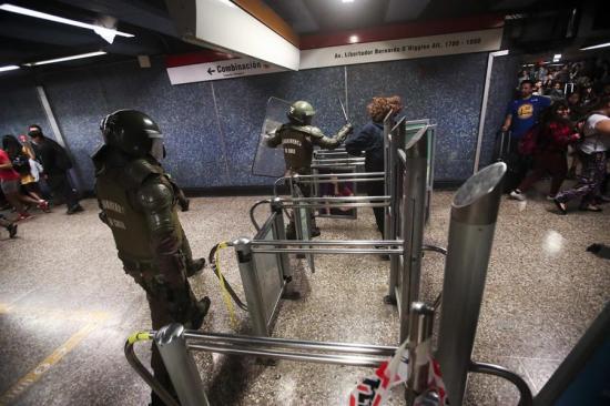 Metro de Santiago lucha por resurgir de sus cenizas en medio de más protestas