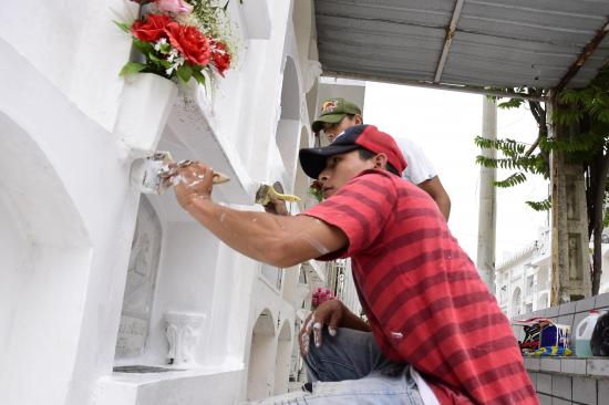 PORTOVIEJO: Hasta el 30 de octubre podrán arreglar las bóvedas en los cementerios