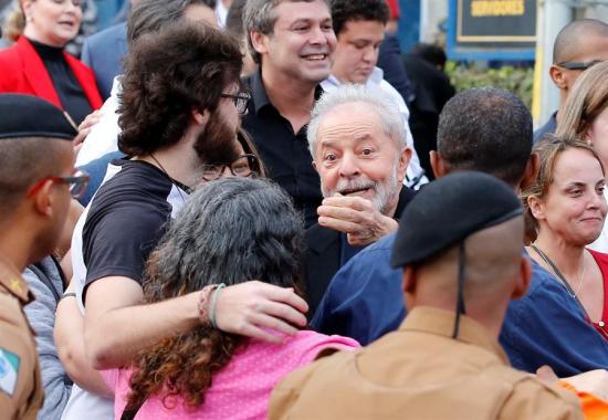 El expresidente brasileño Lula da Silva sale de la cárcel 1 año y 7 meses después