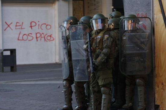 La Fiscalía de Chile investiga a un carabinero por usar a un joven manifestante como escudo humano
