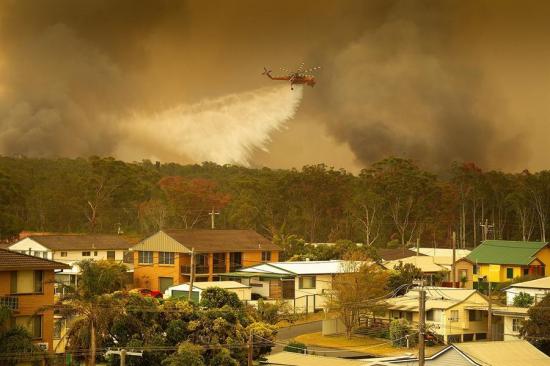 Un muerto y cien casas destruidas por incendios forestales en Australia