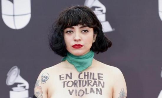 Mon Laferte desnuda su torso en Latin Grammy y denuncia que en Chile 'matan'