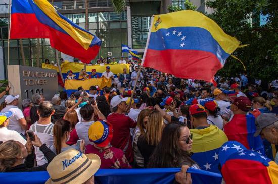 Música y nostalgia coparon el plantón de venezolanos contra Maduro en Ecuador
