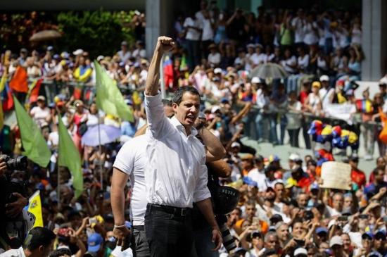 Guaidó llama a 'insistir' hasta que los militares le den la espalda a Maduro