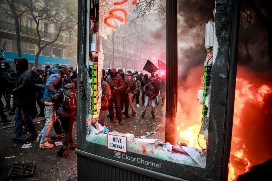 Rechazo en las calles de París a la principal reforma de Macron