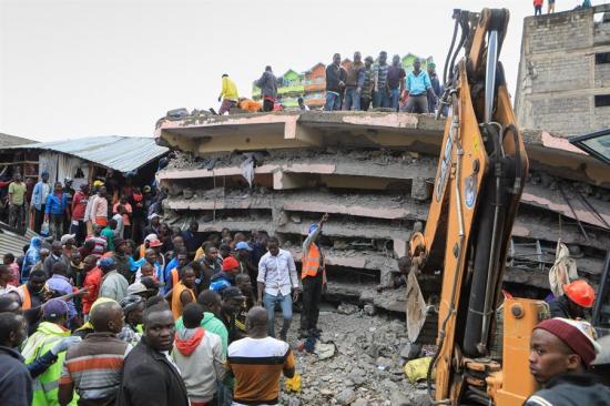 Al menos cuatro muertos al derrumbarse un edificio de seis plantas en Nairobi