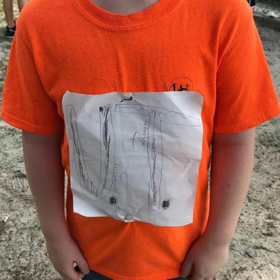 Diseño de camiseta de niño reúne más de 950.000 dólares contra acoso escolar