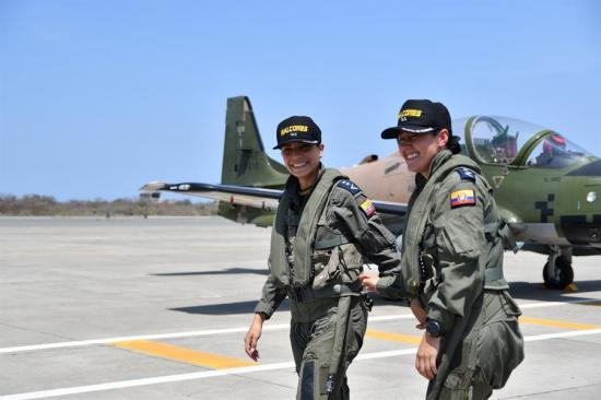 Fuerza Aérea ecuatoriana gradúa a sus dos primeras mujeres pilotos de combate