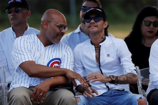 Marc Anthony y Javier Báez reinauguran campo de béisbol en Puerto Rico