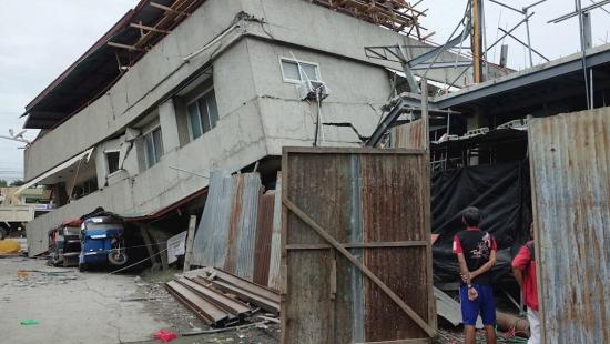 Al menos cuatro muertos, entre ellos una niña, y 14 heridos por el terremoto en el sur de Filipinas