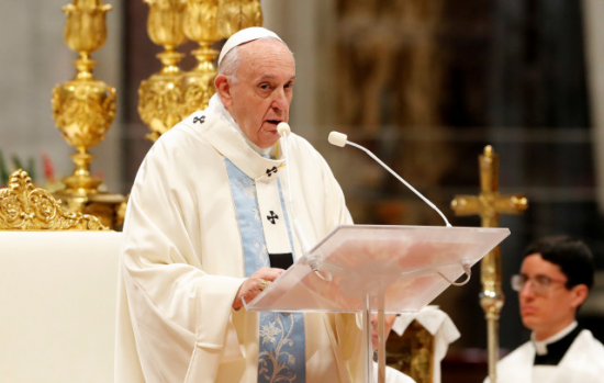 El Papa pide disculpas tras manotear a una mujer
