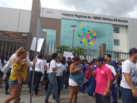 Protestan afuera del hospital Verdi Cevallos por la muerte de una joven madre